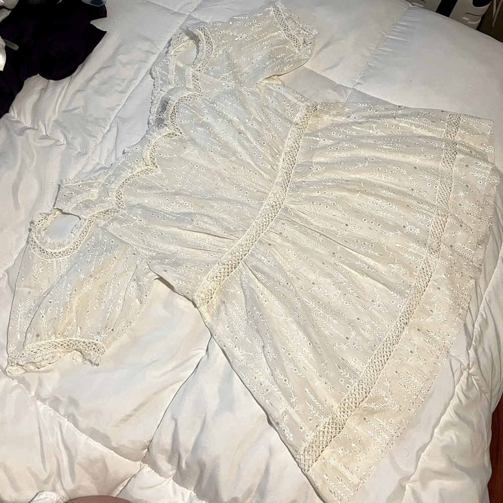 White BCBG MAXAZRIA top, size small and in very good condition.